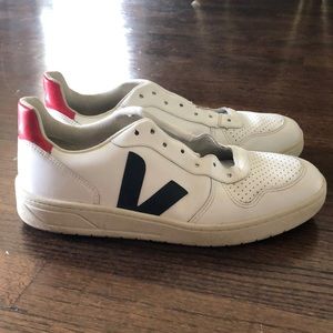 Veja V-10 White